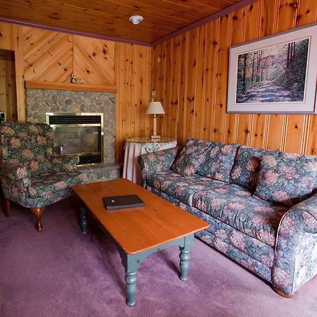 Pow Wow Point Lodge Хънтсвил Екстериор снимка