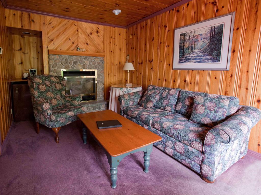 Pow Wow Point Lodge Хънтсвил Екстериор снимка